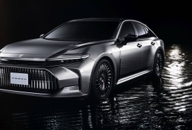 Megérkezett az új Toyota Crown modellcsalád legkonzervatívabb, egyben legfuturisztikusabb tagja 