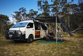 Megáll az ész: Toyota Hiace lakóbusz Land Cruiser hajtáslánccal