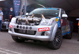 Háromszor annyi henger dolgozik ebben a Toyota Hiluxban, mint amennyi eredetileg volt benne