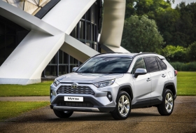 Már hibrid kisáruszállító változata is van a Toyota RAV4-nek