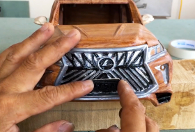 Fából vasparipa: így készül a faragott Toyota Land Cruiser és Lexus LX