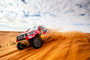 Óriásit autózott és másodikként zárta a Dakar nyolcadik napját Fernando Alonso