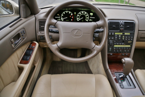 Időkapszula: makulátlan állapotú Lexus LS 1993-ból