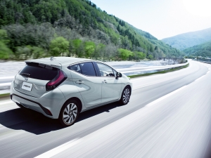 Világújdonsággal érkezik a Toyota hibrid kisautója