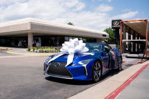 Átadták a kétmillió dollárért elárverezett Lexus LC500 kabriót