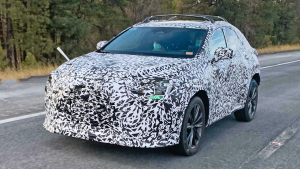 Már közúton tesztelik a Lexus új középkategóriás szabadidőjárművét 