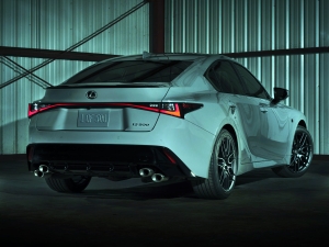 Exkluzív szériával nyit a legsportosabb Lexus