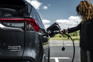 Érkeznek a 200 km hatótávolságú Toyota plug-in hibridek