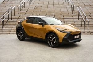Új, konnektoros csúcsverziót kapott a Toyota C-HR