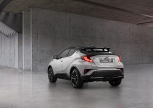 Érkezik a Toyota városi sport-terepjárója és vele egy sikkes változat is