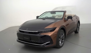 Újabb luxusautójából készített négyajtós kabriót a Toyota