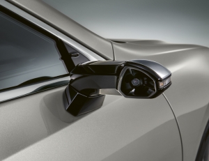 Európába is megérkezik a Lexus visszapillantó kamerája
