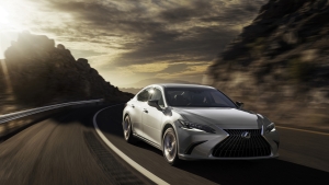 Megújította közepes méretű szedánját a Lexus
