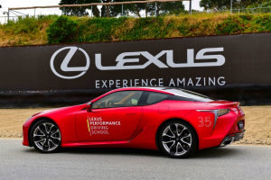 A motorsport egyik legendás versenypályáján gyakorolhatnak a Lexus-tulajdonosok 