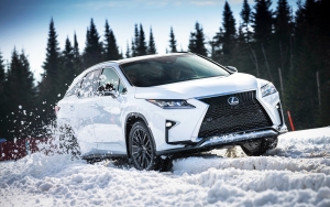 Innovatív összkerékhajtási rendszert kapnak a Lexus villamosított típusai