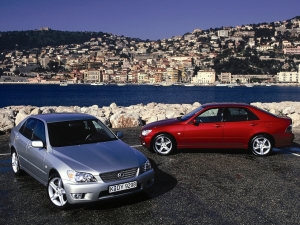 Huszonöt éve érkezett meg Európába a Lexus, amelyről egy lámpatípust is elneveztek