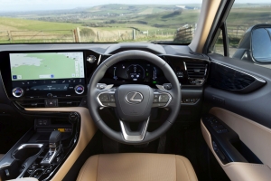 Intelligens navigációs rendszerrel teszi még hatékonyabbá hibrid modelljeit a Lexus