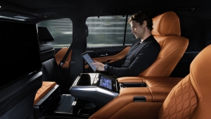 Még kényelmesebb, még sportosabb, még célszerűbb lehet a Lexus LX