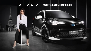 A legdivatosabb Toyotával emlékeznek meg a divatvilág legendás ikonjáról