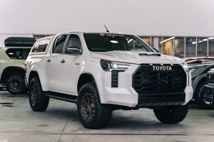 Menő Tundra-arcot kapott az öregedő Toyota Hilux, elképesztő a hasonlóság