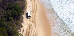 Osztálykirándulás a világ végére: Toyota Coaster Beach Master
