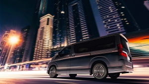 Haszonjárművekből épít luxusbuszt a Toyota