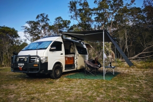 Megáll az ész: Toyota Hiace lakóbusz Land Cruiser hajtáslánccal
