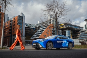 Megszállják Berlint az üzemanyagcellás Toyoták