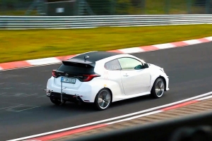 A GR Yarisnál is durvább kisautót tesztel a Toyota